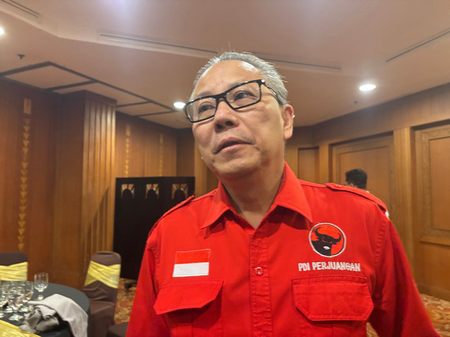 Ketua DPD PDIP Jawa Tengah Dolfie Othniel Frederic Palit di sela acara Refleksi Peringatan 30 Tahun Peristiwa Kudatuli di Hotel Santika Semarang, Minggu (26/7) malam.
Foto: Intan Alliva/kumparan