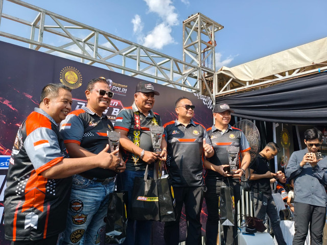 Sebanyak 506 pembalap dari berbagai daerah mengikuti Open Drag Bike Akpol 1990 Dhira Brata Cup Championship 2026 di Lapangan Eks Bandara Temindung, Kota Samarinda, Kalimantan Timur, pada Sabtu (25/7) hingga Minggu (26/7). Foto: Dok. Polri