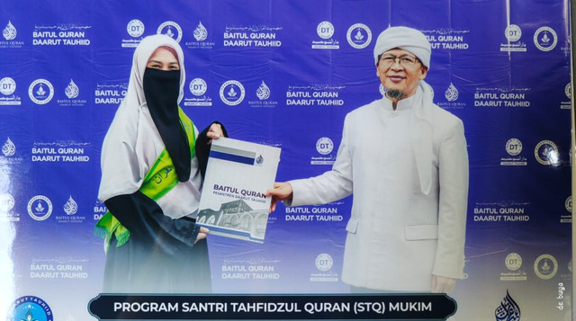 Foto Hafsah An-Najla bersama Pembina Pesantren Daarut Tauhiid, Aa Gym, saat Haflah Takhrim Tahfidz Al-Quran (Sumber: DT Peduli)