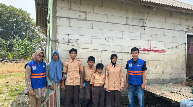 Seragam Sekolah Baru untuk Anak-anak Bu Raswi, seorang Janda 7 anak yang berjuang sendiri untuk kebutuhan keluarganya (Sumber: DT Peduli)