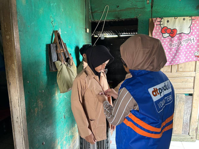 Seragam Sekolah Baru untuk Anak-anak Bu Raswi, seorang Janda 7 anak yang berjuang sendiri untuk kebutuhan keluarganya (Sumber: DT Peduli)