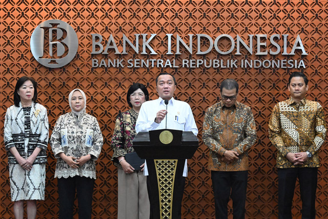 Menteri Sekretaris Negara Prasetyo Hadi (tengah) menyampaikan keterangan pers terkait pengunduran diri Gubernur BI Perry Warjiyo di Jakarta, Senin (27/7/2026). Foto: ANTARA FOTO/Marco