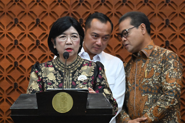 Deputi Gubernur Bank Indonesia (BI) Destry Damayanti (kiri) bersama Menteri Sekretaris Negara Prasetyo Hadi (tengah) dan Deputi Gubernur BI Ricky P. Gozali (kanan) menyampaikan keterangan pers terkait pengunduran diri Gubernur BI Perry Warjiyo. Foto: ANTARA FOTO/Marco