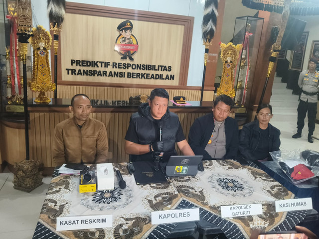 Polisi mengungkap 5 orang tersangka dalam kasus pengeroyokan terhadap terduga pelaku pencurian ayam di Tabanan, Bali, Senin (27/7/2026). Foto: Dok. Humas Polres Tabanan