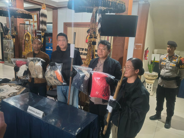Polisi mengungkap 5 orang tersangka dalam kasus pengeroyokan terhadap terduga pelaku pencurian ayam di Tabanan, Bali, Senin (27/7/2026). Foto: Dok. Humas Polres Tabanan