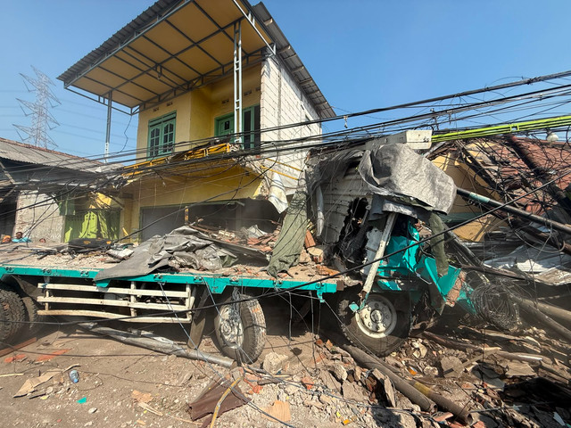 Tim Basarnas mengevakuasi korban kecelakaan maut yang melibatkan truk trailer bermuatan gulungan kertas dan sejumlah kendaraan di Jalan Nasional Surabaya-Malang, Dusun Mojorejo, Desa Ngerong, Kecamatan Gempol, Kabupaten Pasuruan, Senin (27/7/2026). Foto: Dok. Kantor Basarnas Surabaya