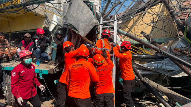 Tim Basarnas mengevakuasi korban kecelakaan maut yang melibatkan truk trailer bermuatan gulungan kertas dan sejumlah kendaraan di Jalan Nasional Surabaya-Malang, Dusun Mojorejo, Desa Ngerong, Kecamatan Gempol, Kabupaten Pasuruan, Senin (27/7/2026). Foto: Dok. Kantor Basarnas Surabaya
