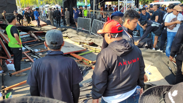 Tribun penonton VIP dalam Gelaran Kejuaraan Nasional (Kejurnas) Drift Speed Fest di GOR Satria Purwokerto, Kabupaten Banyumas, Jawa Tengah ambruk pada Minggu (26/7). Foto: Dok Istimewa