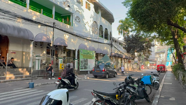 Suasana di depan Masjid Jami' Matraman, jalan Matraman dalam, Menteng, Jakarta Pusat, Senin (27/4) pagi. Foto: Kevin Daniel/kumparan