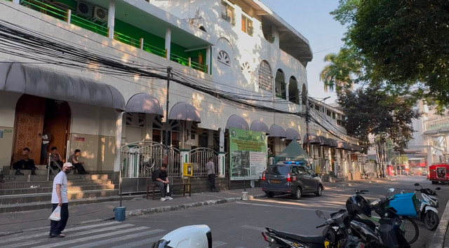 Suasana di depan Masjid Jami' Matraman, jalan Matraman dalam, Menteng, Jakarta Pusat, Senin (27/4) pagi. Foto: Kevin Daniel/kumparan