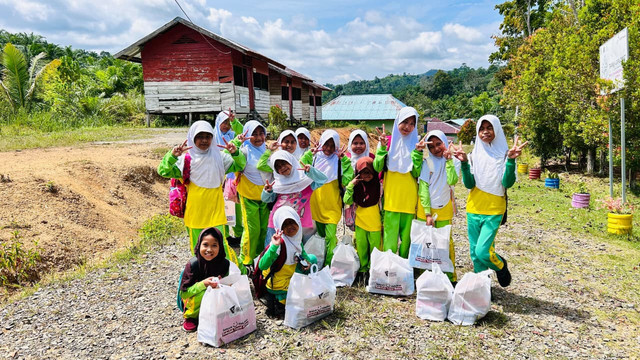 Nampak bangunan sekolah di perbatasan Indonesia dengan Malaysia dengan keceriaan para murid dalam menyambut masa awal tahun ajaran. Giat tersebut dihadiri Dompet Dhuafa Kalimantan Timur untuk memberikan 37 paket belajar bagi para siswa serta tenaga pengajar. 