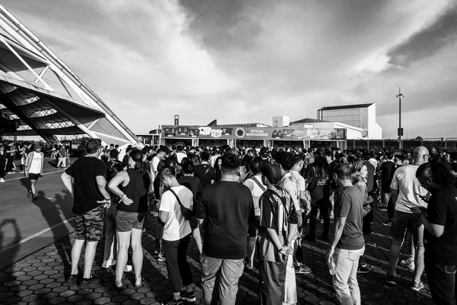 Antrean penggemar di booth merchandise konser. Sumber: Pexels