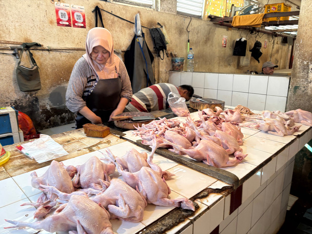 Aktivitas penjual daging ayam melayani pembeli di Pasar PSPT Tebet, Jakarta Selatan, Senin (27/7/2026). Foto: Nur Pangesti/kumparan