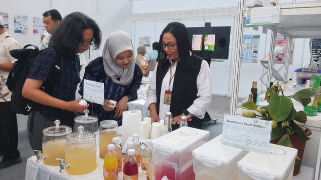 Foto: Dwi, Pengunjung Expo Mencoba Mencicipi Kombucha Buah Sempur dan Daun Reundeu