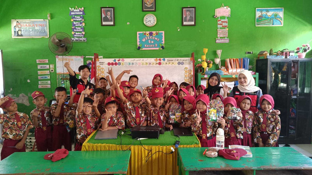 Mahasiswa KKN Unhas Edukasi PHBS Cegah Kecacingan pada Siswa di 3 SD Desa Kalosi