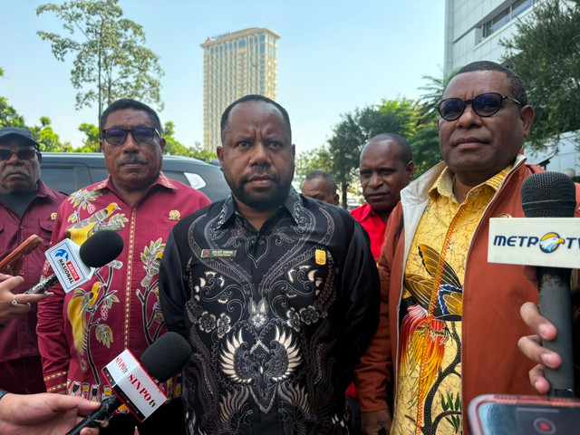 Anggota DPR Papua Tengah menyerahkan aspirasi masyarakat ke Sekretariat DPR RI di Kompleks Parlemen, Senayan, Jakarta, Senin (27/7). Foto: Nasywa Athifah/kumparan