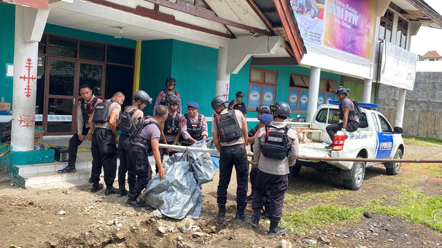 Bom peninggalan Perang Dunia ditemukan warga di depan Percetakan Mitra Sentra Ambon, Kelurahan Amantelu, Kecamatan Sirimau, Senin (27/7/2026). Aparat berwenang segera mengamankan lokasi dan melakukan penanganan lebih lanjut. Foto: Dok. Istimewa