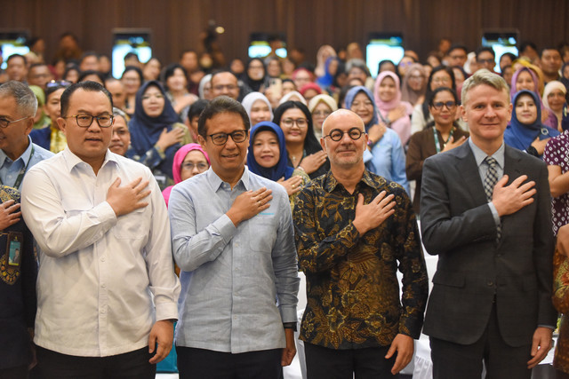 Menteri Kesehatan Budi Gunadi Sadikin (kedua kiri), Kepala Badan Riset dan Inovasi (BRIN) Arif Satria (kiri), Dubes Australia untuk Indonesia Rod Brazier (kanan), berfoto bersama peserta pada pembukaan Leimena Conference 2026 di Jakarta, Senin (27/7) Foto: ANTARA FOTO/Indrianto Eko Suwarso