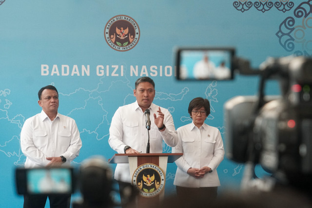 Kepala Badan Gizi Nasional (BGN) Sudaryono didampingi Wakil Kepala BGN Agustina Arumsari dan Trenggono memberikan keterangan pers terkait perkembangan Makan Bergizi Gratis (MBG) di Kantor Badan Gizi Nasional, Jakarta, Senin (27/7/2026). Foto: Iqbal Firdaus/kumparan