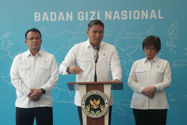 Kepala Badan Gizi Nasional (BGN) Sudaryono didampingi Wakil Kepala BGN Agustina Arumsari dan Trenggono memberikan keterangan pers terkait perkembangan Makan Bergizi Gratis (MBG) di Kantor Badan Gizi Nasional, Jakarta, Senin (27/7/2026). Foto: Iqbal Firdaus/kumparan