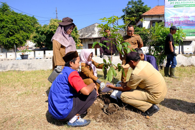 DT Peduli dan Pelindo Regional 2 Cirebon bersinergi dalam Peringatan Hari Lingkungan dengan menanam 200 bibit pohon (Sumber: DT Peduli)