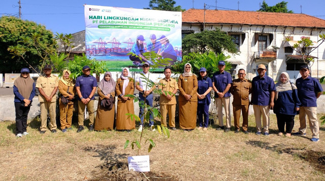 DT Peduli dan Pelindo Regional 2 Cirebon bersinergi dalam Peringatan Hari Lingkungan dengan menanam 200 bibit pohon (Sumber: DT Peduli)