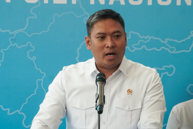 Kepala Badan Gizi Nasional (BGN) Sudaryono didampingi Wakil Kepala BGN Agustina Arumsari dan Trenggono memberikan keterangan pers terkait perkembangan Makan Bergizi Gratis (MBG) di Kantor Badan Gizi Nasional, Jakarta, Senin (27/7/2026). Foto: Iqbal Firdaus/kumparan