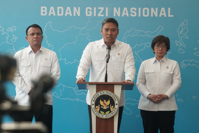 Kepala Badan Gizi Nasional (BGN) Sudaryono didampingi Wakil Kepala BGN Agustina Arumsari dan Trenggono memberikan keterangan pers terkait perkembangan Makan Bergizi Gratis (MBG) di Kantor Badan Gizi Nasional, Jakarta, Senin (27/7/2026). Foto: Iqbal Firdaus/kumparan