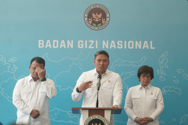 Kepala Badan Gizi Nasional (BGN) Sudaryono didampingi Wakil Kepala BGN Agustina Arumsari dan Trenggono memberikan keterangan pers terkait perkembangan Makan Bergizi Gratis (MBG) di Kantor Badan Gizi Nasional, Jakarta, Senin (27/7/2026). Foto: Iqbal Firdaus/kumparan
