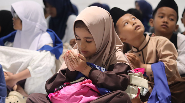 Salah satu anak yatim sedang khusu berdoa pada saat kegiatan bersama DT Peduli Tasikmalaya (Sumber: DT Peduli)