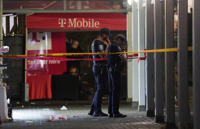 Polisi mengamankan area di Seattle Center usai penembakan yang menyebabkan banyak korban saat festival makanan Bite of Seattle di Seattle, AS, Minggu (26/7/2026). Foto: REUTERS/Jason Redmond