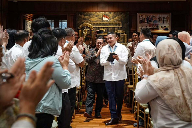 Sekretaris Kabinet Teddy Indra Wijaya menyambut Gubernur DKI Jakarta Pramono Anung di Gedung Sekretariat Kabinet, Senin pagi, 27 Juli 2026. Foto: Instagram/ @sekretariat.kabinet