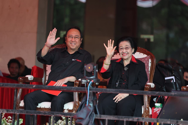 Ketua Umum PDIP, Megawati Soekarnoputri dan Ketua DPP PDIP Bidang UMKM, Ekonomi Kreatif dan Ekonomi Digital, Muhammad Prananda Prabowo Saat Peresmian Monumen Kudatuli di Kantor DPP PDIP, Jakarta, Senin (27/7). Foto: Dok. PDIP