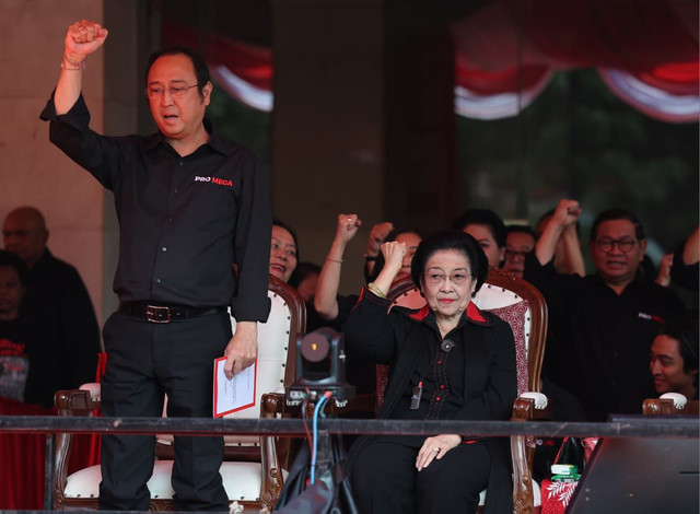 Ketua Umum PDIP, Megawati Soekarnoputri dan Ketua DPP PDIP Bidang UMKM, Ekonomi Kreatif dan Ekonomi Digital, Muhammad Prananda Prabowo Saat Peresmian Monumen Kudatuli di Kantor DPP PDIP, Jakarta, Senin (27/7). Foto: Dok. PDIP