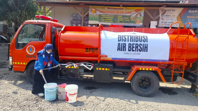 Penyaluran Air Bersih untuk Warga yang terdampak kekeringan di sejumlah Desa di Kabupaten Tasikmalaya (Sumber: DT Peduli)