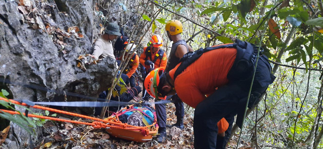 Basarnas Makassar mengevakuasi enam mahasiswa Universitas Hasanuddin Makassar di kawasan Gunung Goa Kalibbong Alloa, Pangkep, Sulawesi Selatan. Foto: Dok. Basarnas Makassar