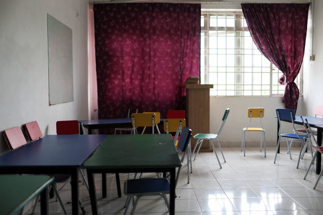 Sebuah ruang kelas kosong di sekolah untuk pengungsi Rohingya yang terpaksa ditutup di tengah lonjakan ujaran kebencian daring yang menargetkan komunitas tersebut, di Subang Jaya, Malaysia, (13/7/2026). Foto: Hasnoor Hussain/REUTERS