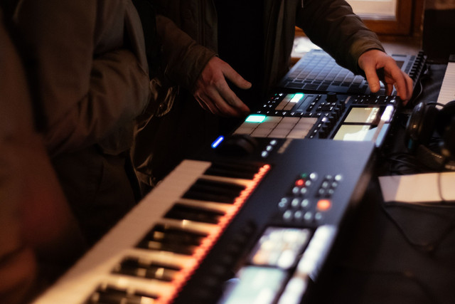 Ilustrasi lirik lagu less than a lover jennie. Foto: TStudio/Pexels.com.