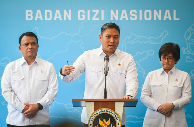 Kepala Badan Gizi Nasional (BGN) Sudaryono (tengah) didampingi Wakil Kepala BGN Trenggono (kiri) dan Agustina Arumsari (kanan) memberikan keterangan pers terkait penutupan dapur SPPG bermasalah di Jakarta, Senin (27/7/2026). Foto: Rivan Awal Lingga/ANTARA FOTO