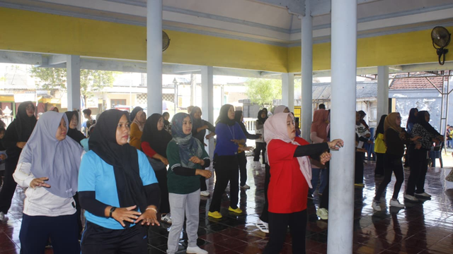 Dokumentasi Foto Senam Bersama KKN 50 UINSA 2026 Bersama Warga Desa Sumberwudi
