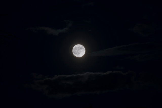 Ilustrasi mengapa Nini Anteh dikaitkan dengan bulan.Foto: Marcy Leechgrave / Unsplash