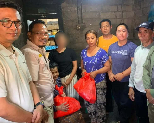 Kadinsos PPPA, I Putu Kariaman Putra, menyerahkan bantuan kepada keluarga korban pengeroyokan di Tabanan. Foto: Dinsos PPPA Kabupaten Buleleng
