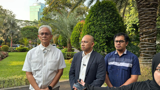 Ketua RT 08/RW 04 Pegangsaan, Menteng, Ica Risanggeni (baju putih) dan perwakilan keluarga korban Dami Renjaan (Jam hitam) usai mediasi di Polda Metro Jaya. Foto: Dok. Istimewa