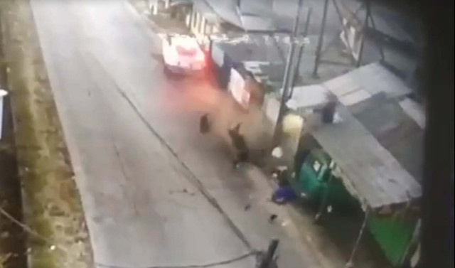 Rekaman CCTV sebuah mobil menabrak seorang bapak dan putrinya saat antar sekolah di Serang, Banten. Foto: Dok. Istimewa