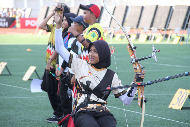 Lintang Ayu Anjarwani bertanding di babak Mix Team MilkLife Archery Challenge Kejurnas Junior 2026 pada Senin (27/7) di Supersoccer Arena, Kudus, Jawa Tengah. Foto: Vega Maarijil Ula/kumparan
