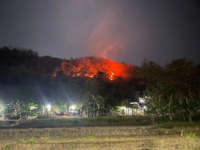 Kebakaran lahan hutan melanda dua kawasan perbukitan di Kapanewon Imogiri, Kabupaten Bantul, Minggu (26/7/2026). Foto; Polres Bantul