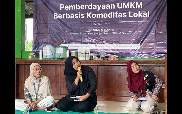 Pelatihan Pemberdayaan Komoditas Lokal oleh Mahasiswa KKN 94 UINSA di Desa Tampung.