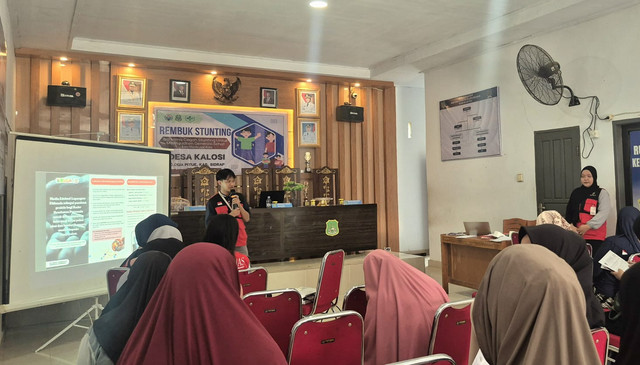 Foto Andra Rangga Radjasa sedang mengedukasi batas pakai obat dan kosmetik di Kantor Desa Kalosi (Sumber : Dokumentasi Pribadi)