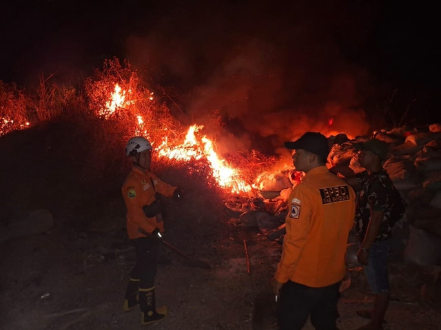 Kebakaran semak belukar dan limbah kain di kampung Badaraksa, Kabupaten Bandung.  Foto: Dok. Damkar Bandung