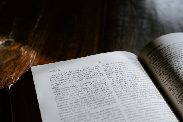 Ilustrasi Nilai moral cerita Wekoila . Foto: Unsplash/Kelly Sikkema